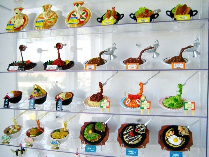 Необычные искусственные блюда на витринах общепита в Японии