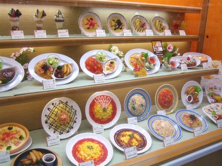 Необычные искусственные блюда на витринах общепита в Японии