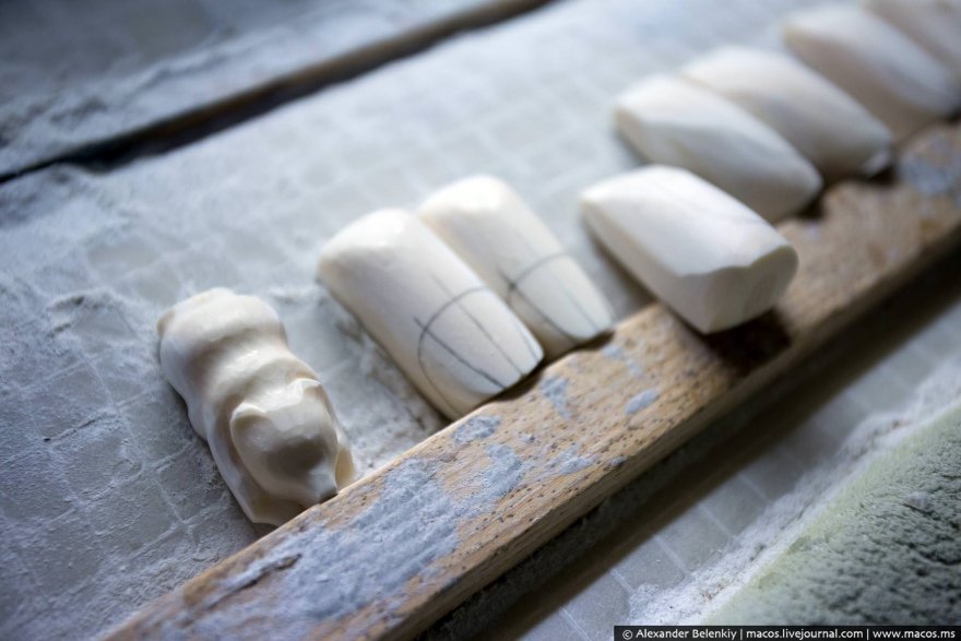 Как делают сувениры из бивня моржа