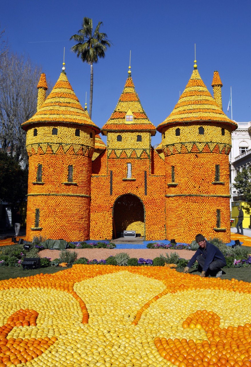 Лимонные и апельсиновые скульптуры на фестивале во Франции