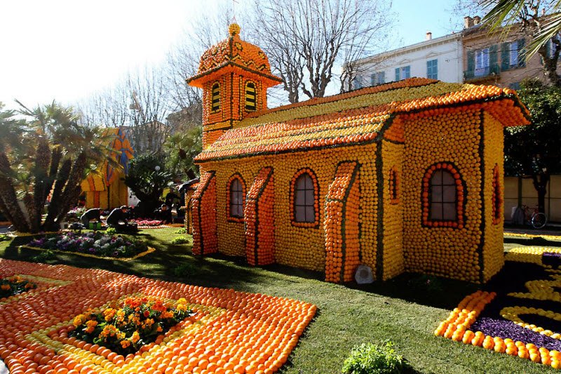 Лимонные и апельсиновые скульптуры на фестивале во Франции