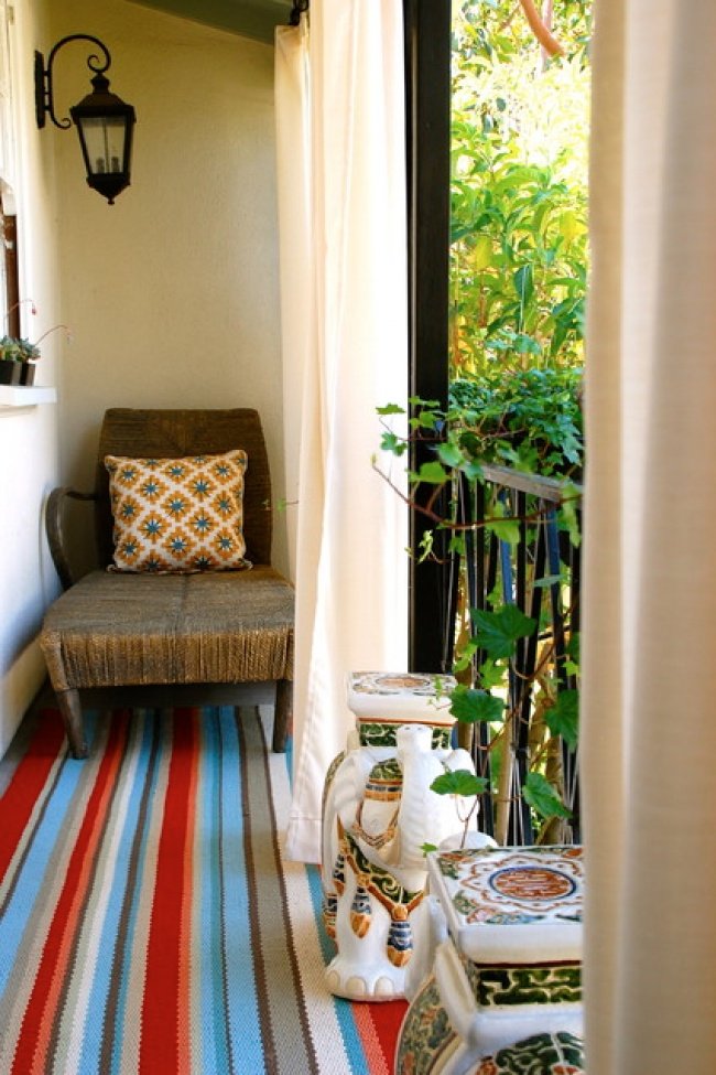 Маленький балкон можно превратить в уютное место для отдыха