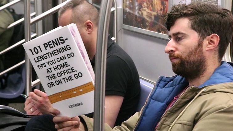 Розыгрыш в метро: чтение очень неприличных книг