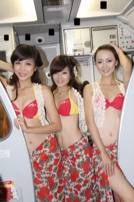 Стюардессы во Вьетнаме вышли на рейс в бикини (12 фото)