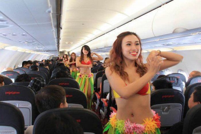 Стюардессы во Вьетнаме вышли на рейс в бикини (12 фото)
