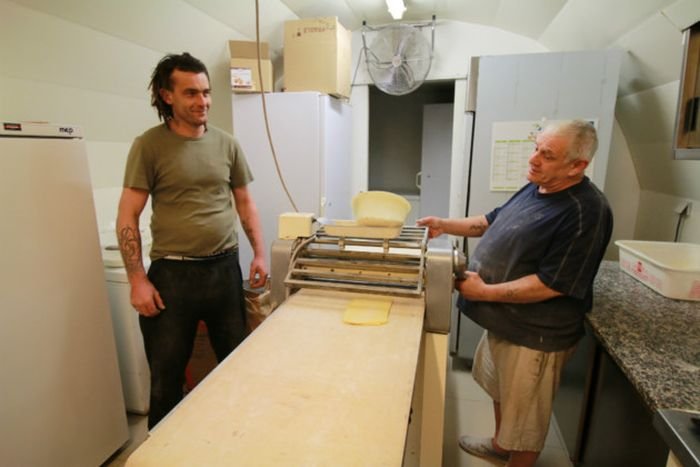 Мужчина продал свою пекарню бездомному за 1 евро (11 фото)