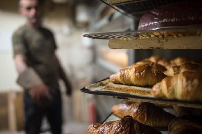 Мужчина продал свою пекарню бездомному за 1 евро (11 фото)