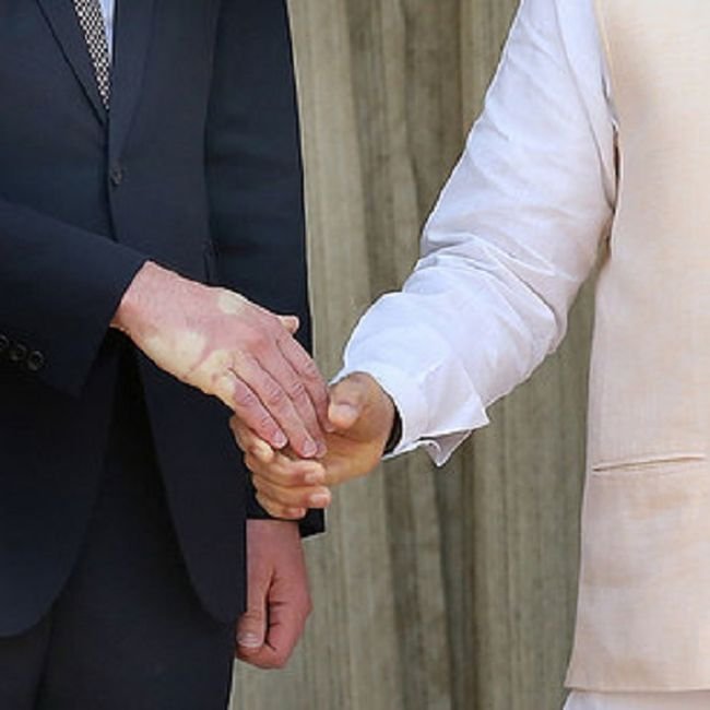Момент рукопожатия принца Уильяма и премьер-министра Индии Нарендра Моди (3 фото)