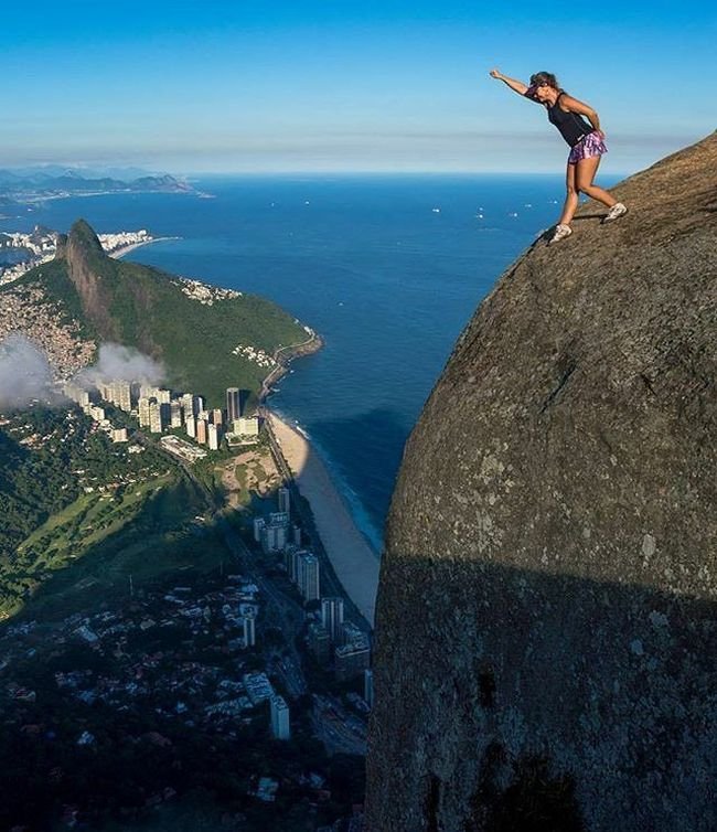 Невероятные фото бесстрашных туристов на скале Педра-да-Гавеа в Бразилии (6 фото)