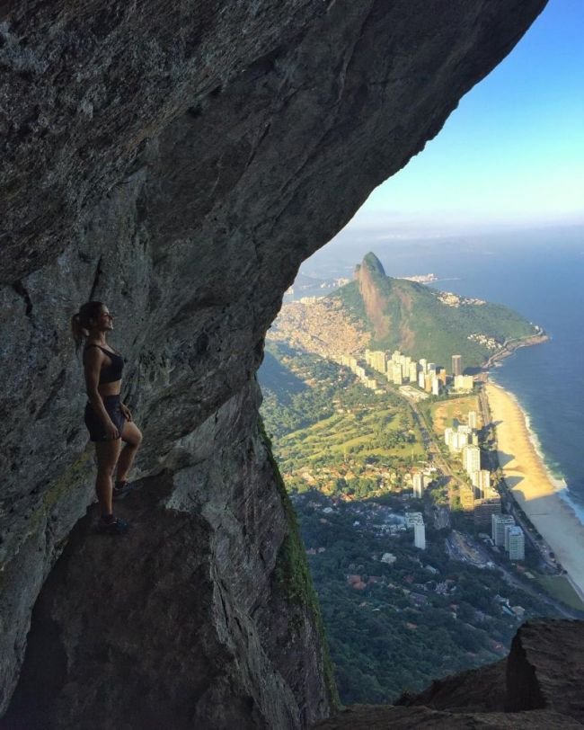 Невероятные фото бесстрашных туристов на скале Педра-да-Гавеа в Бразилии (6 фото)