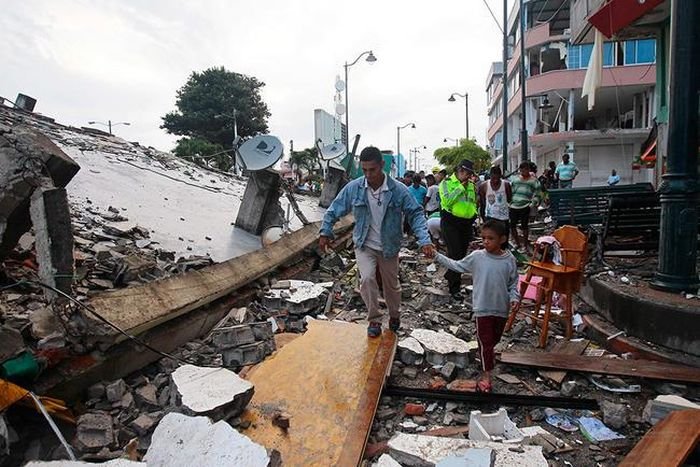 Последствия сильнейшего землетрясения в Эквадоре (25 фото)