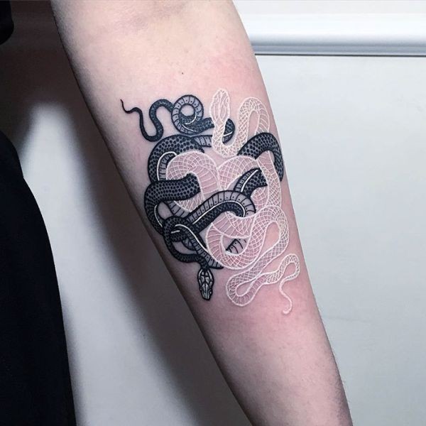 Необычные черно-белые татуировки со змеями от Мирко Саты (9 фото)