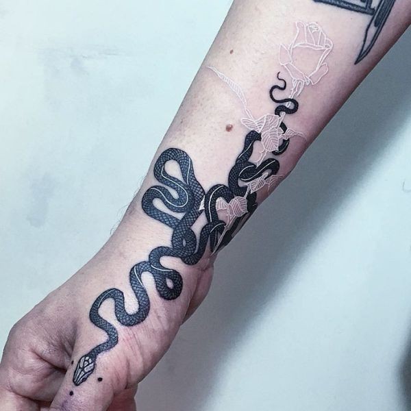 Необычные черно-белые татуировки со змеями от Мирко Саты (9 фото)