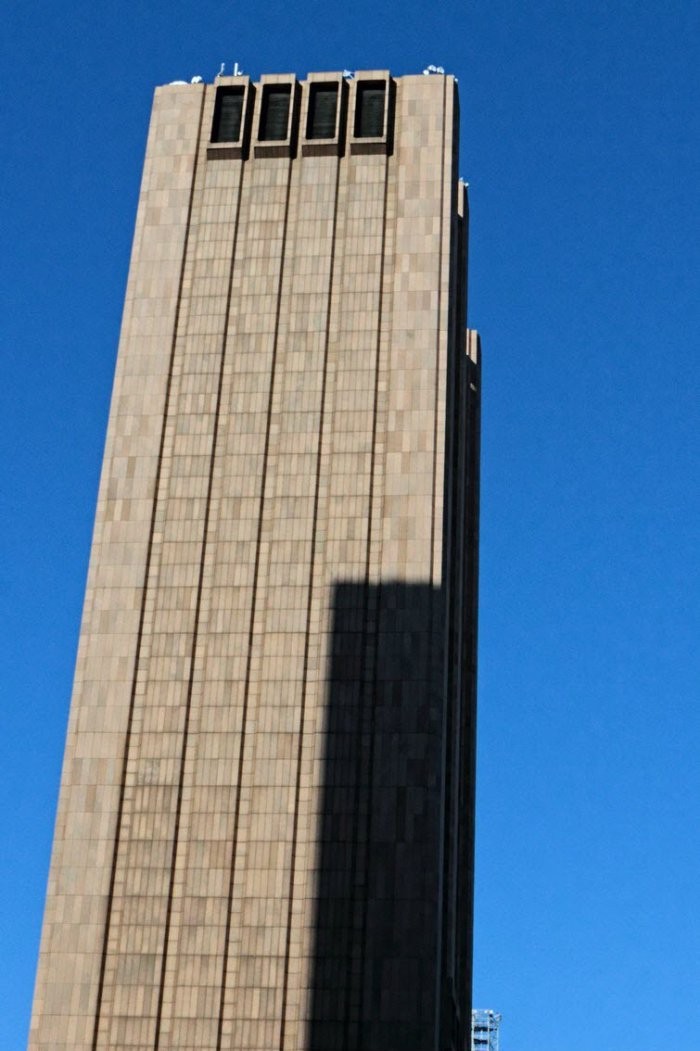 152-метровый небоскреб без окон