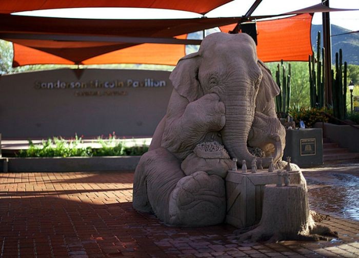 Cкульптура из песка, изображающая слона и мышь, играющих в шахматы (9 фото)