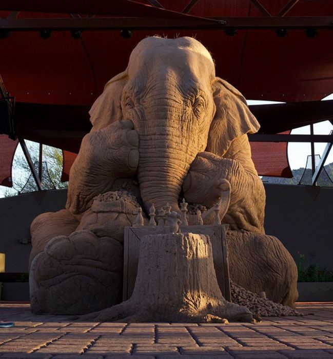 Cкульптура из песка, изображающая слона и мышь, играющих в шахматы (9 фото)