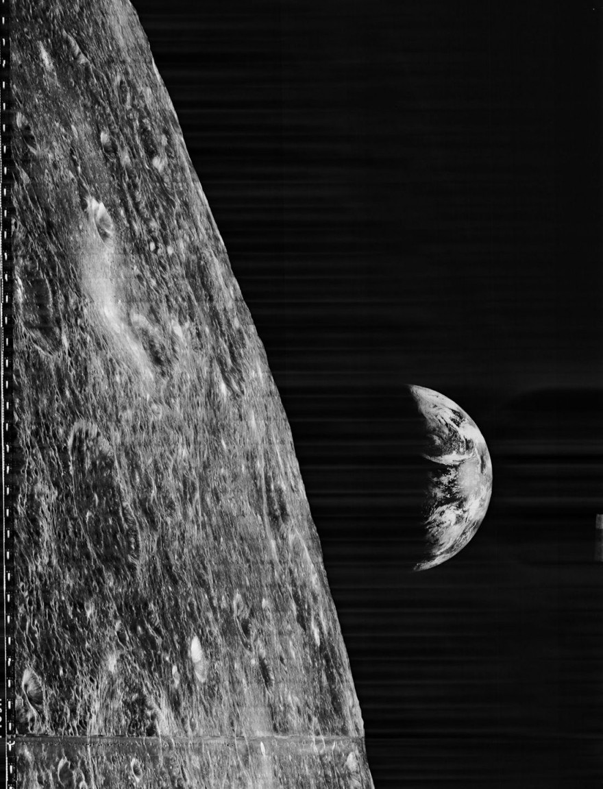 Первая фотография Земли с лунной орбиты