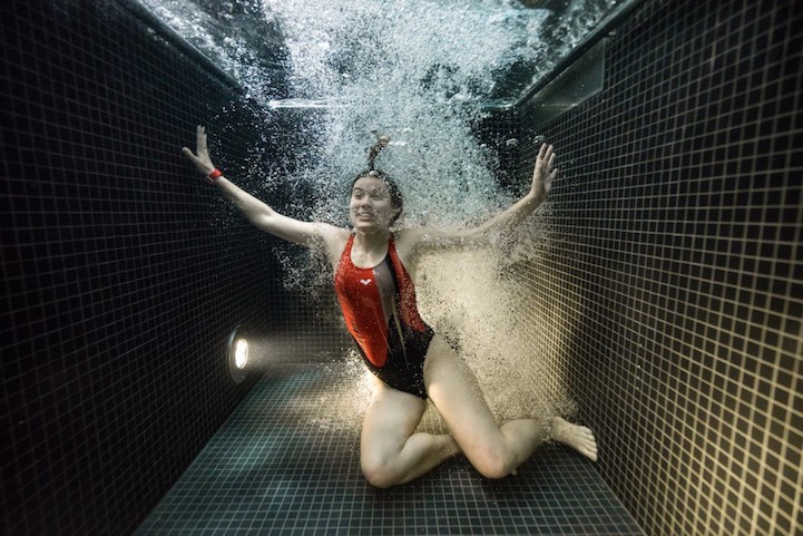 Портреты людей под водой, нырнувших в ледяной бассейн