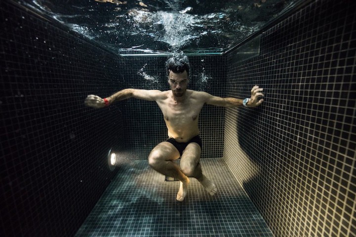Портреты людей под водой, нырнувших в ледяной бассейн