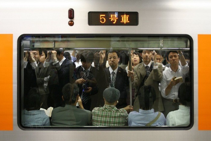 Как в японском метро людей в вагоны заталкивают