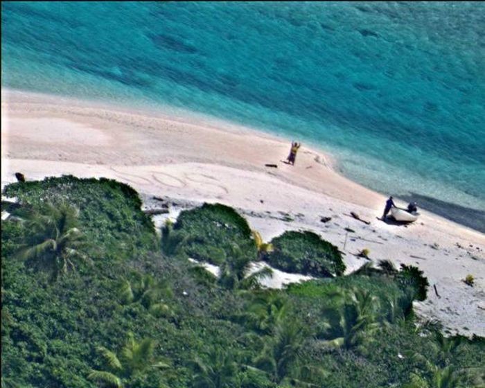 Надпись «SOS» помогла паре спастись с необитаемого острова (3 фото)