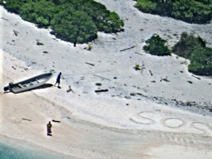 Надпись «SOS» помогла паре спастись с необитаемого острова (3 фото)