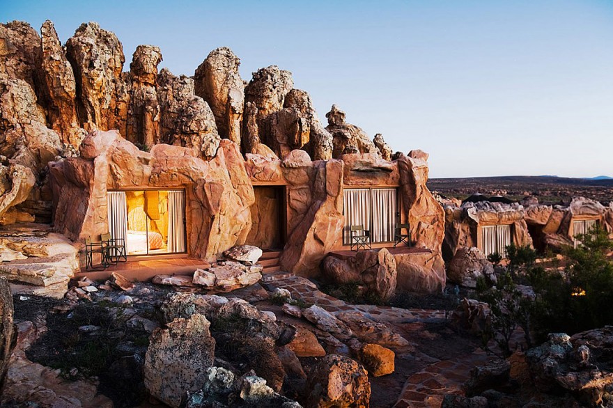 «Первобытный» отель с номерами-пещерами в Африке