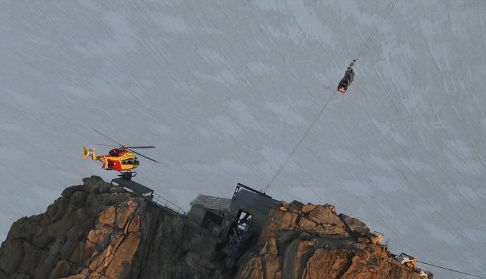 Застрявшие на фуникулере люди остались там до утра (6 фото)