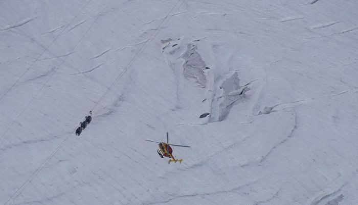 Застрявшие на фуникулере люди остались там до утра (6 фото)