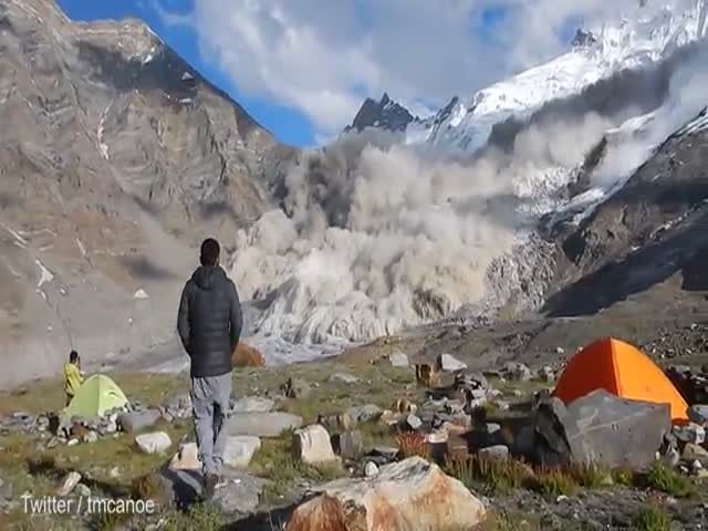 Сход лавины в горах Индии