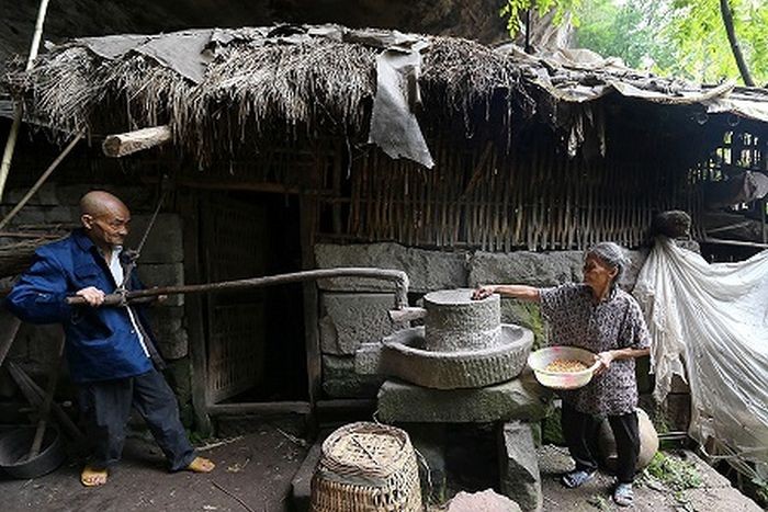 В Китае пожилая пара более 50 лет прожила в пещере (8 фото)