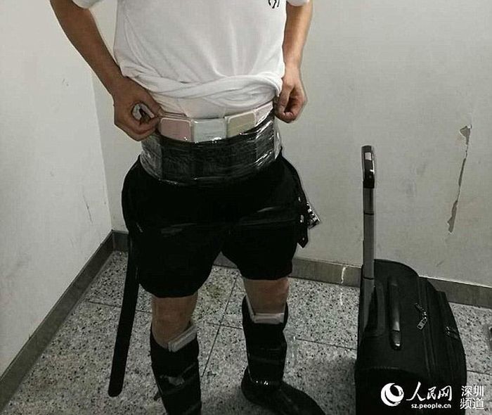 В китайском Шэньчжэне у контрабандистов изъяли 400 смартфонов iPhone 7 (4 фото)