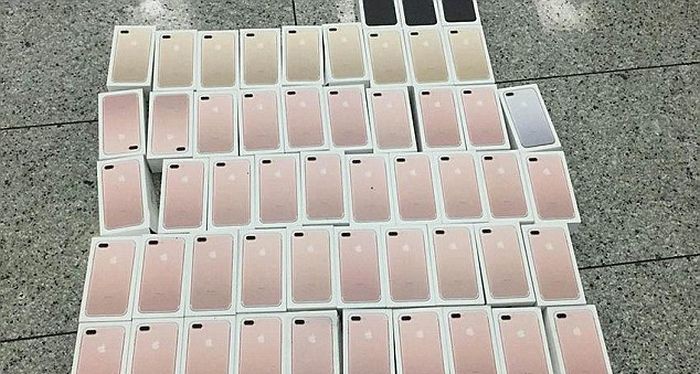 В китайском Шэньчжэне у контрабандистов изъяли 400 смартфонов iPhone 7 (4 фото)
