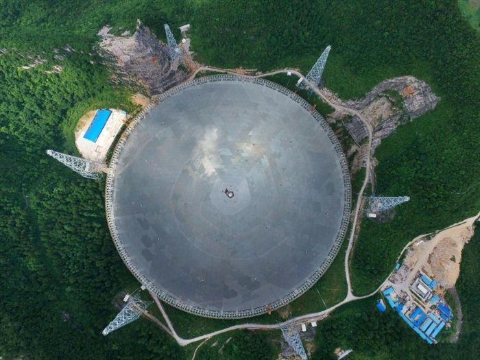 В Китае запущен в эксплуатацию самый большой в мире радиотелескоп (6 фото)
