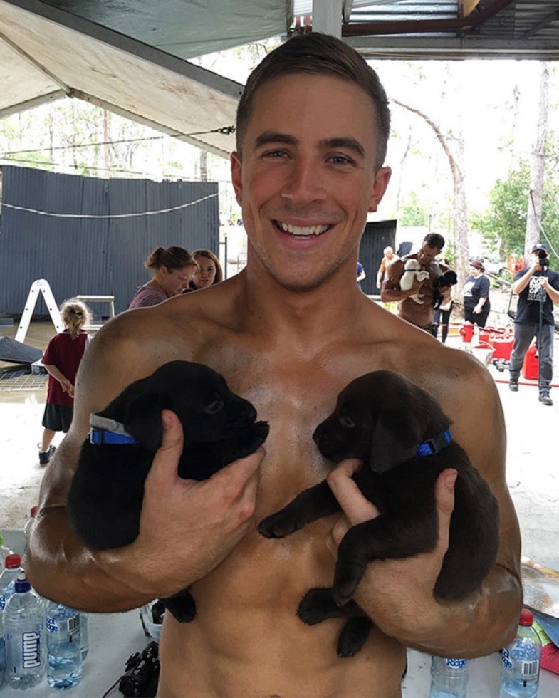 Горячие парни со спасенными щенками: календарь австралийских пожарных