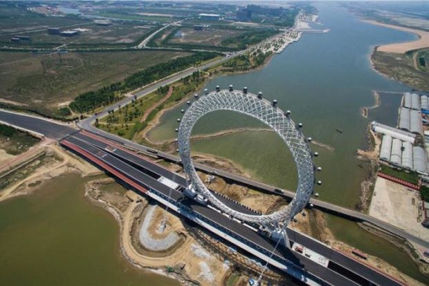 В Китае появилось безосевое колесо обозрения (6 фото)