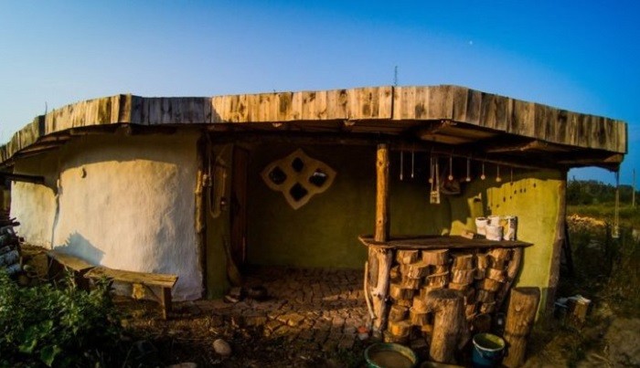Парень из Беларуси своими руками построил эко-дом (10 фото)