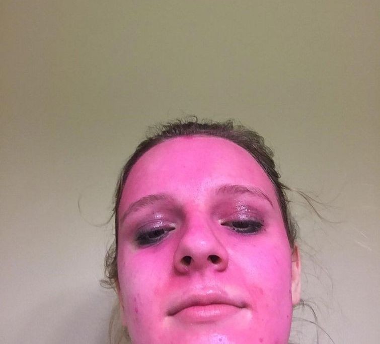 Девушка намазала лицо розовой "смывающейся" краской, но после смывки её ждал сюрприз (5 фото)
