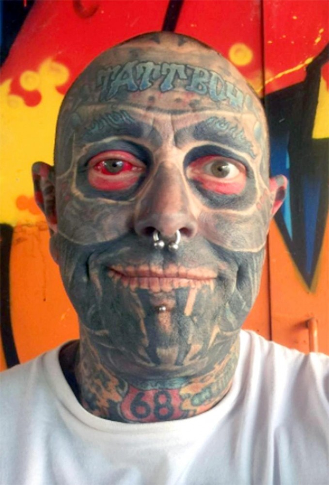 Бывший офисный работник потратил $100 000, чтобы покрыть 90% тела татуировками (15 фото)