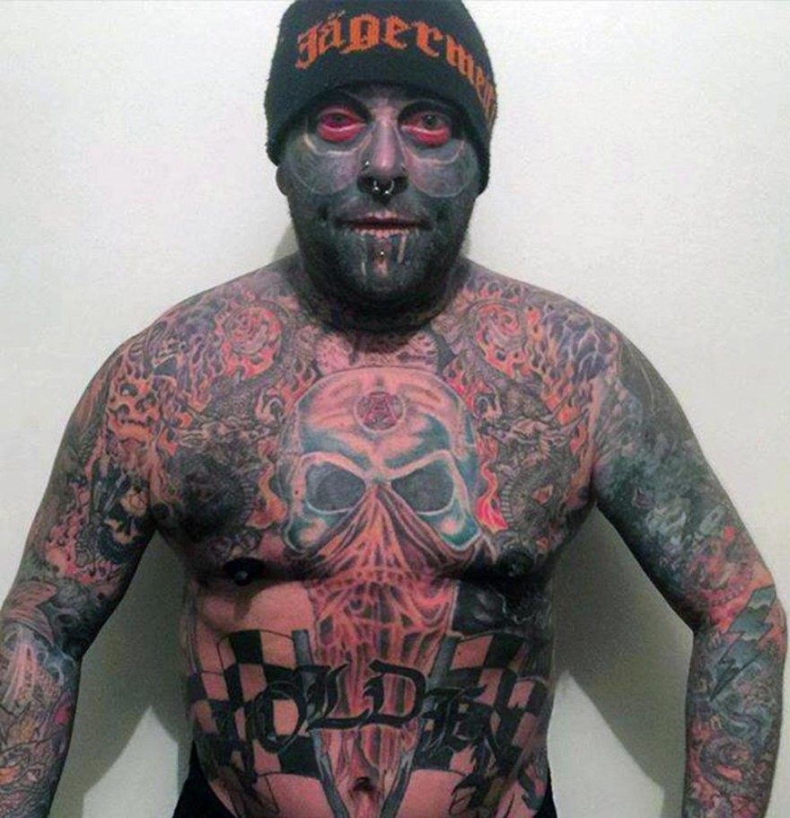 Бывший офисный работник потратил $100 000, чтобы покрыть 90% тела татуировками (15 фото)