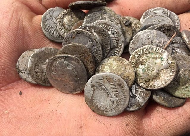 Британец обнаружил древнеримские монеты стоимостью 280 000 долларов (7 фото)