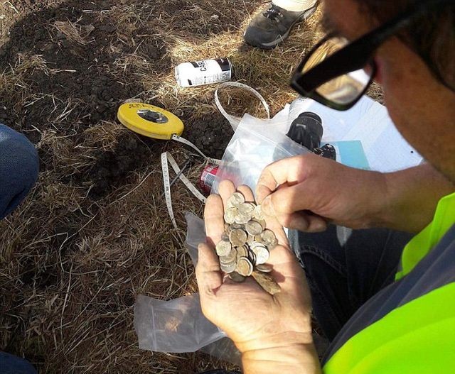 Британец обнаружил древнеримские монеты стоимостью 280 000 долларов (7 фото)
