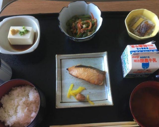 Еда в японской больнице (12 фото)