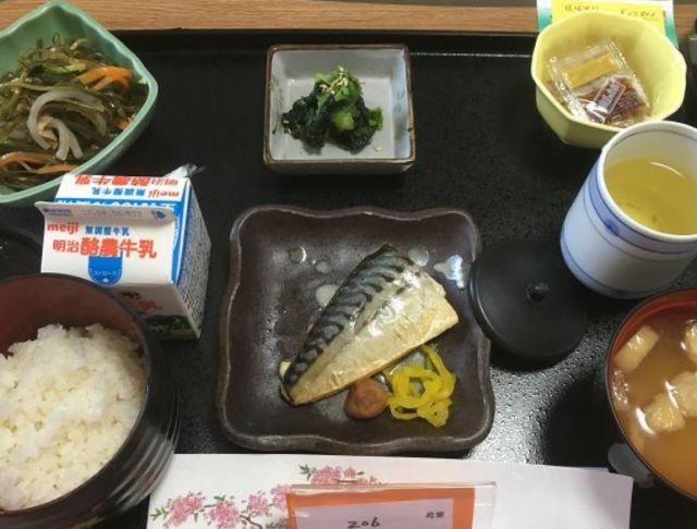 Еда в японской больнице (12 фото)