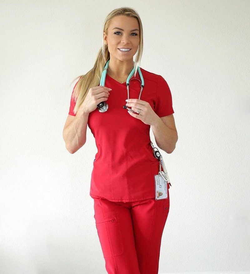 Её называют «самой горячей медсестрой мира» (16 фото)
