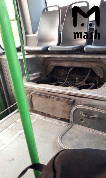 Находчивый водитель «починил» автобус (2 фото)