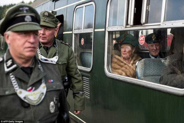 Фашисты на железнодорожной станции в Великобритании (30 фото)