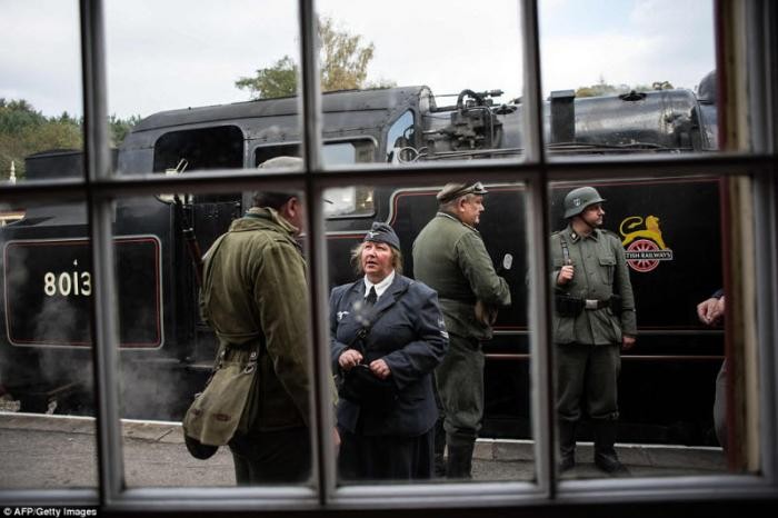 Фашисты на железнодорожной станции в Великобритании (30 фото)