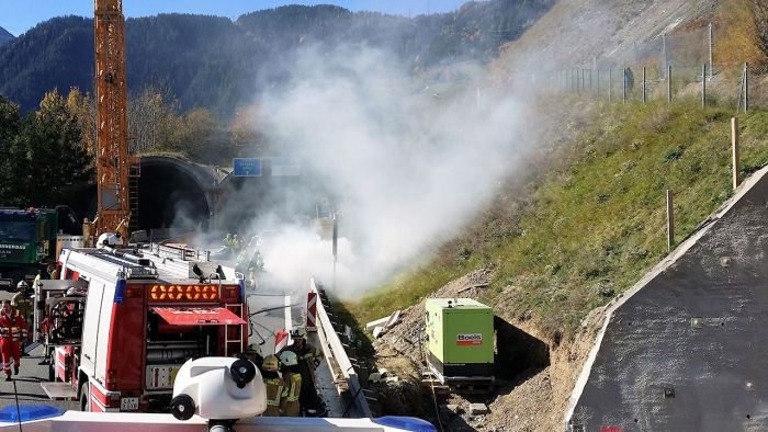 5 пожарных машин и 35 спасателей тушили электромобиль Tesla Model S в Австрии (6 фото)