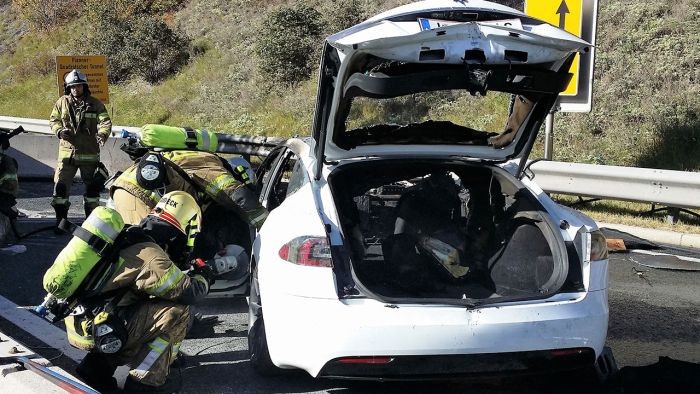 5 пожарных машин и 35 спасателей тушили электромобиль Tesla Model S в Австрии (6 фото)